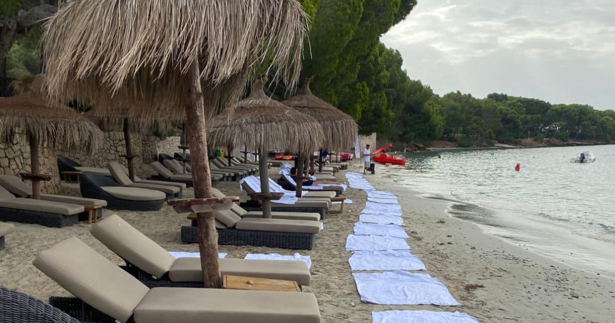 El Four Seasons Formentor se apropia de la arena: «Disfrute de momentos de relajación en la exclusiva playa privada del resort»