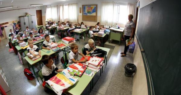 Baleares extiende la prohibición de bebidas energéticas y ultraprocesados a salidas y viajes de estudios
