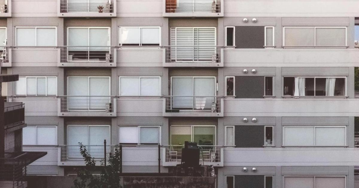 La Ley de Propiedad Horizontal lo confirma: si un vecino tiene en mal estado su vivienda puedes recurrir al artículo 9.1