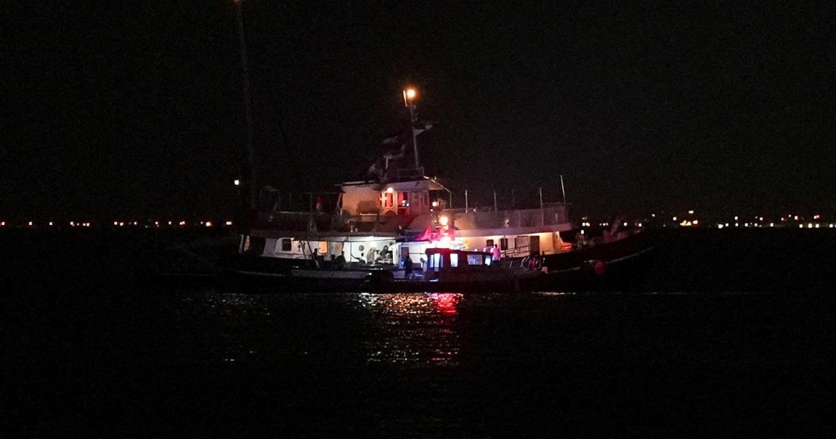 Una embarcación de la Flotilla Sumud rumbo a Gaza fue atacada en el puerto de Túnez