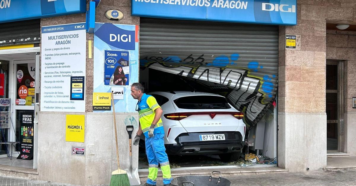 Un conductor se choca contra una tienda a gran velocidad en Palma