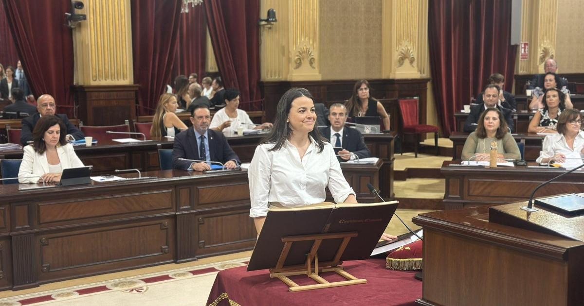 La socialista Verónica Llufriu toma posesión como diputada del Parlament balear