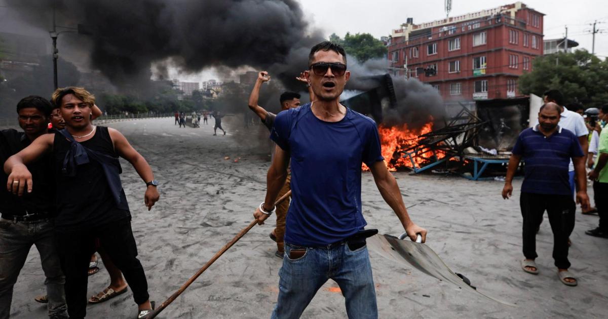 Manifestantes queman el Parlamento de Nepal mientras se intensifica la violencia en protestas