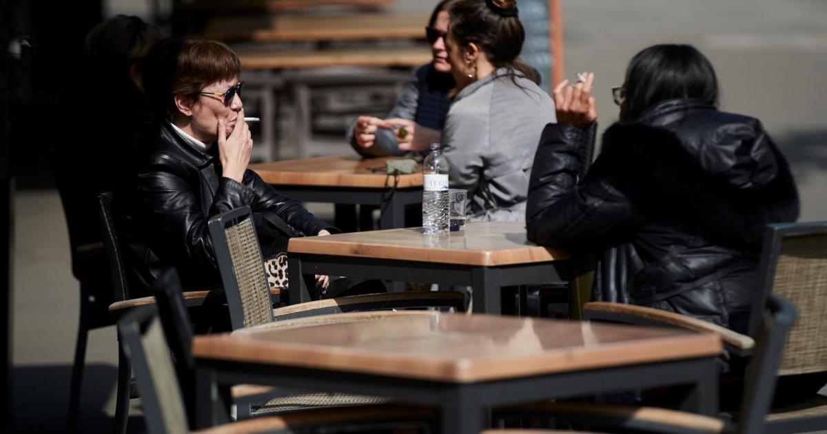 Nueva ley antitabaco: prohibido fumar en terrazas, multas de hasta 600.000 euros y cerco total a los 'vapers'