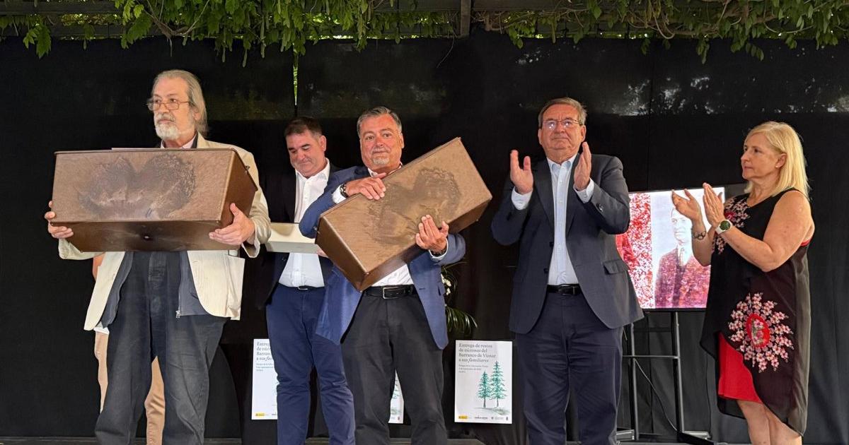 El Gobierno entrega a sus familiares los restos de dos víctimas exhumadas del Barranco de Víznar (Granada)