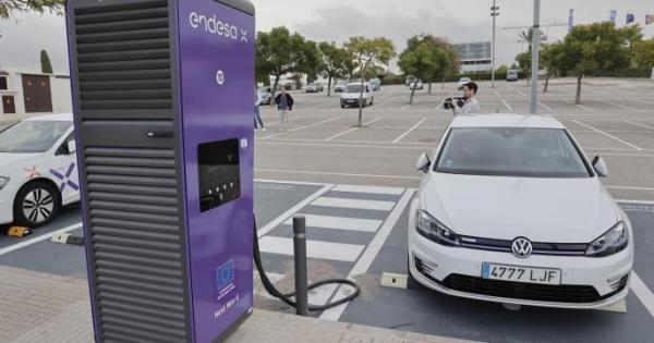 La DGT, contundente con el ‘icing’, la nueva multa relacionada con las plazas de coches eléctricos
