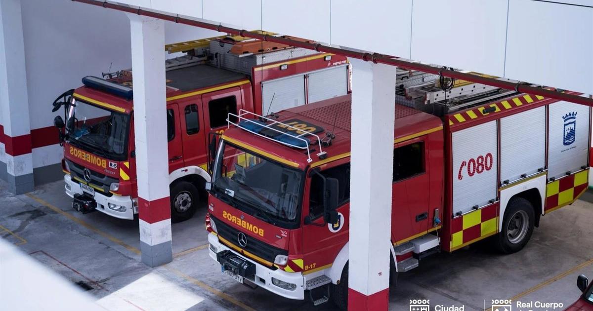 Un incendio obliga al desalojo de viviendas en el entorno de la Carretera del Sol, en Benalmádena (Málaga)