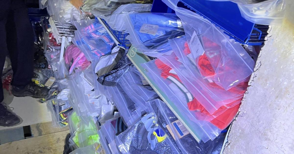 Un gran operativo contra las falsificaciones en Alcúdia se salda con más de 7.500 prendas retiradas