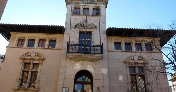 Detenido un funcionario por empadronar en Alcúdia a más de 400 migrantes irregulares