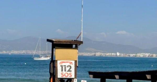 La playa de s'Arenal está cerrada a los bañistas debido a que el torrente arrastra residuos al mar
