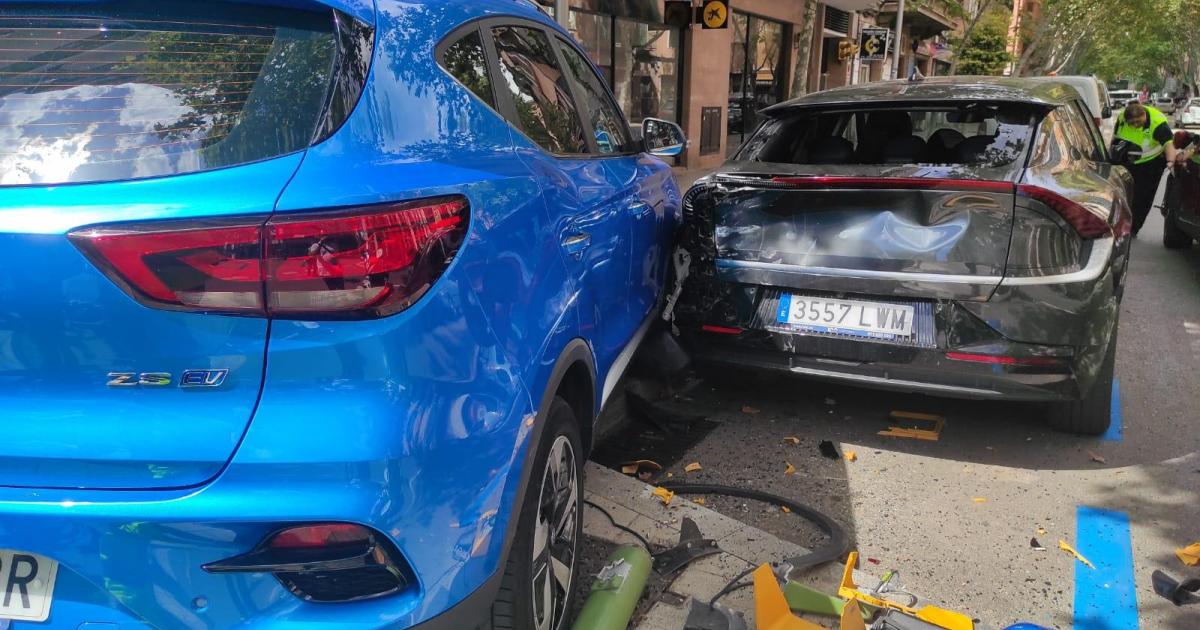 Caos ante la plaza Alexander Fleming tras el choque de dos conductoras