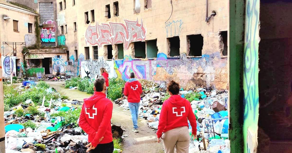 El sinhogarismo desborda a la Cruz Roja, que pulveriza todos sus récords históricos: «Es una locura»