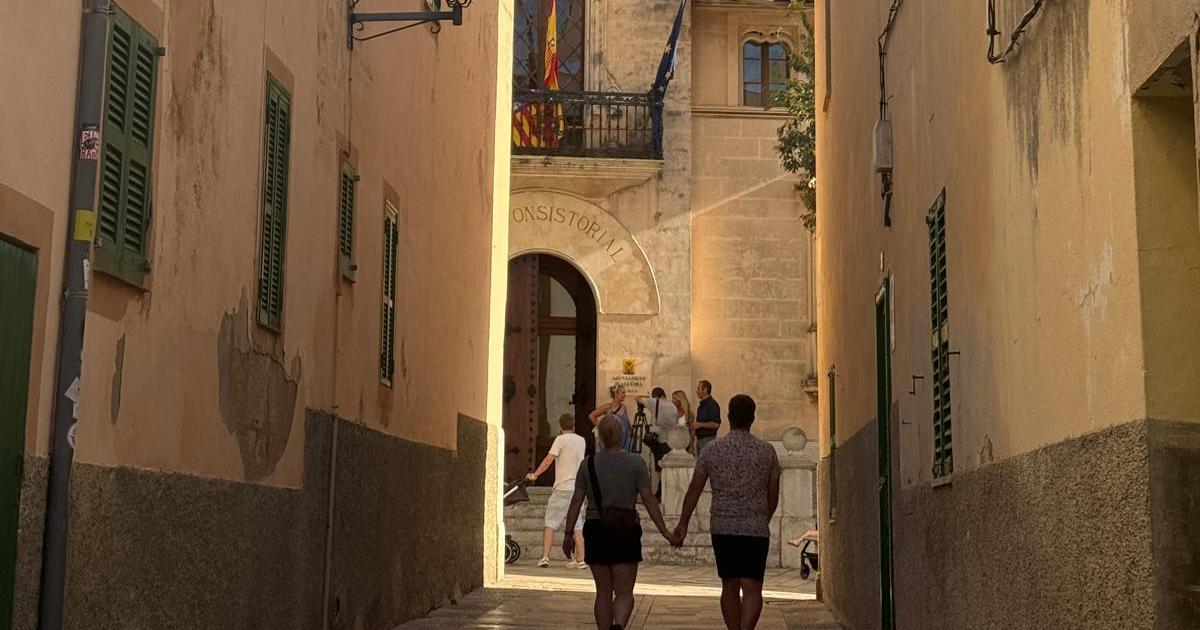 El funcionario de Alcúdia contaba con un enlace marroquí que captaba a los migrantes que necesitaban el padrón
