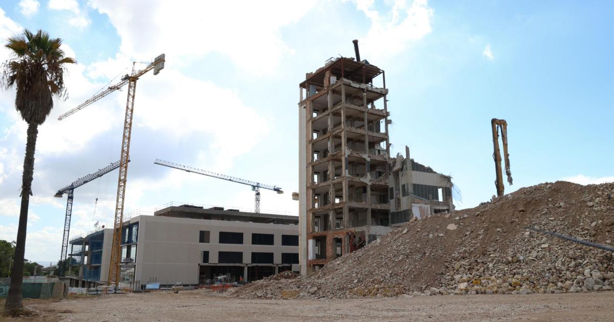 Los restos del antiguo edificio semicircular del viejo Son Dureta encaran sus últimos días