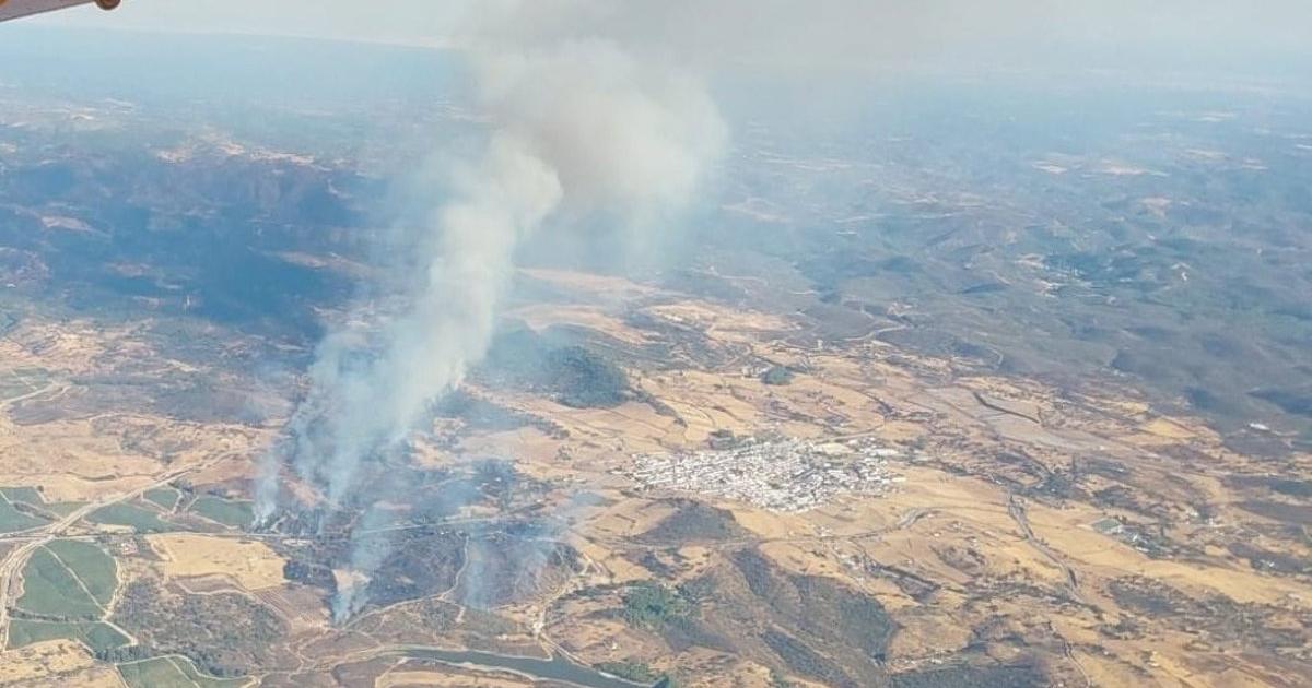 Más de medio centenar de efectivos luchan contra el fuego del embalse de Teliarán en Calañas (Huelva) durante la noche
