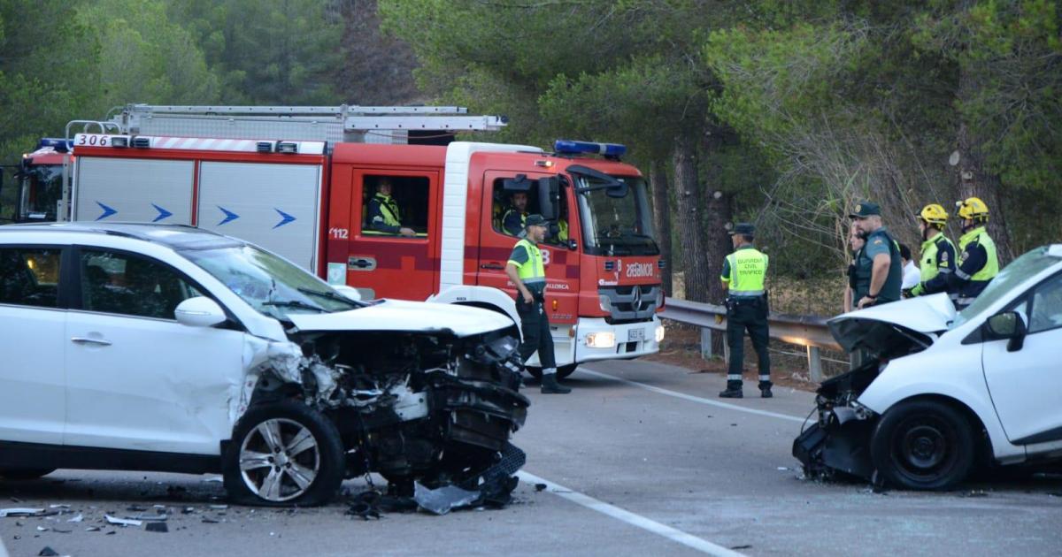 Tres heridos en un choque frontal entre dos coches en la carretera de Andratx