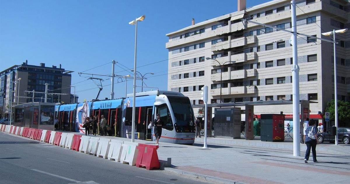 Muere un anciano de 92 años tras sufrir un desvanecimiento en mitad de la vía del tranvía de Sevilla