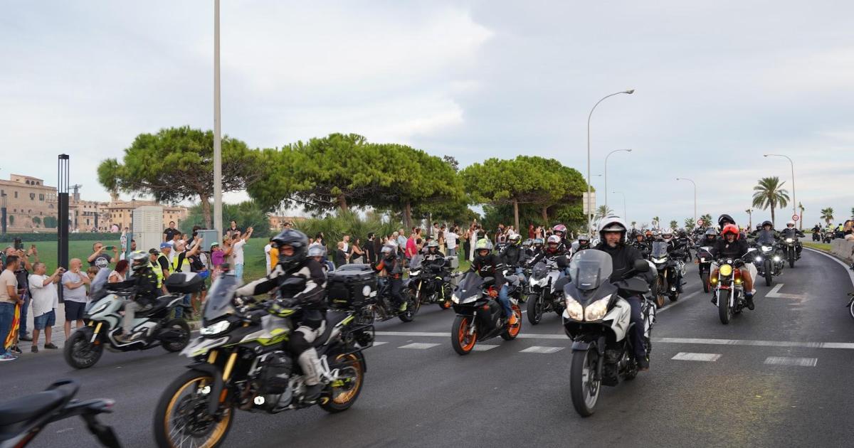 Miles de moteros participan en la Volta Nocturna a Mallorca