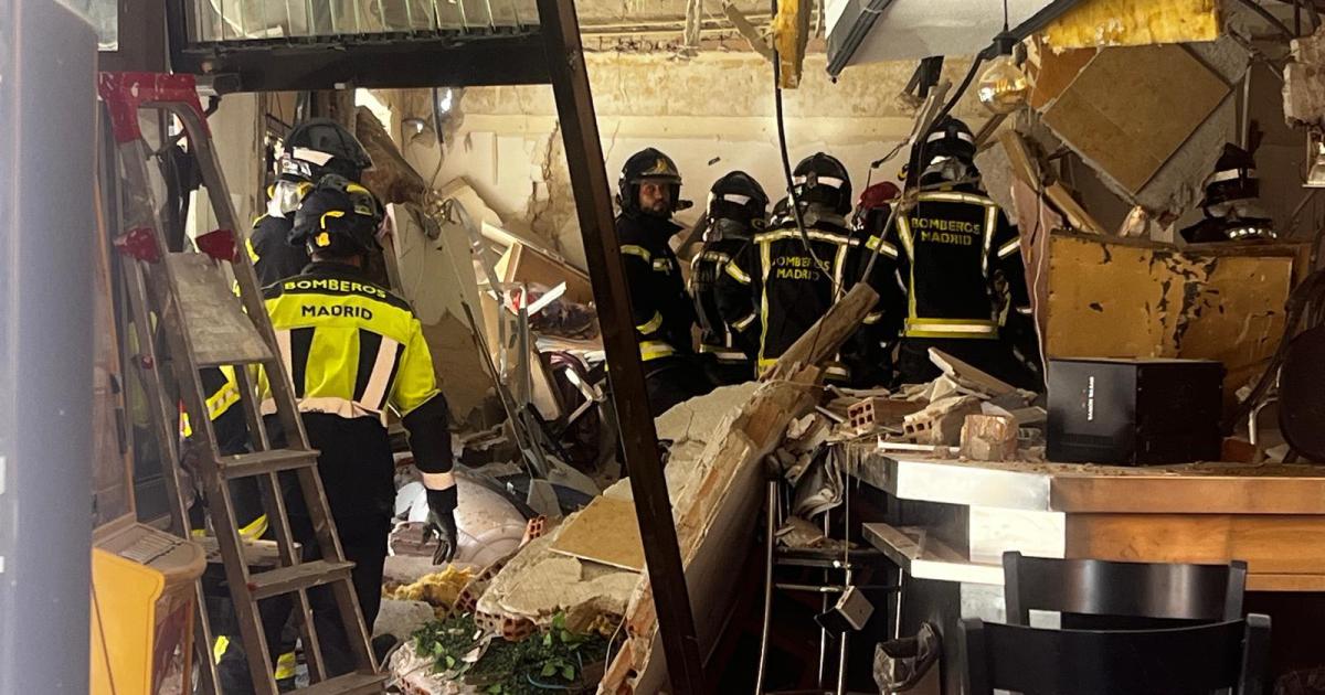 Los Bomberos hallan el cuerpo sin vida de un hombre bajo los escombros de la explosión en un bar en Vallecas
