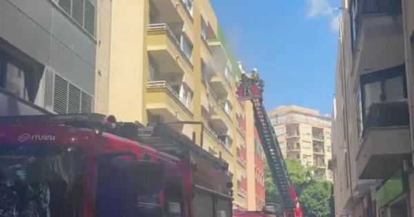 Desalojan un edificio de Palma por un incendio en un tercer piso