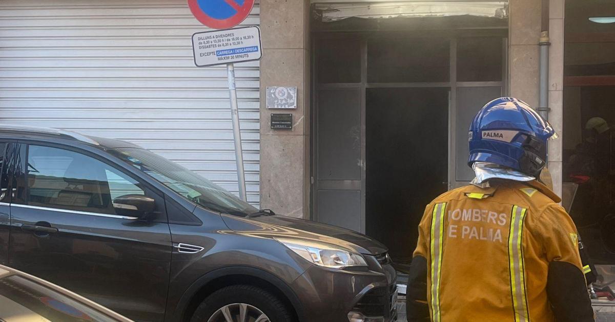 Los bomberos sofocan un incendio en un gimnasio de artes marciales de Son Canals