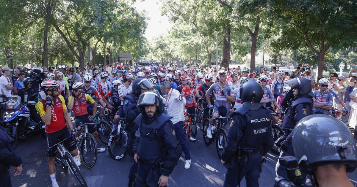 La UCI carga contra Pedro Sánchez por expresar «su admiración hacia los manifestantes» de La Vuelta