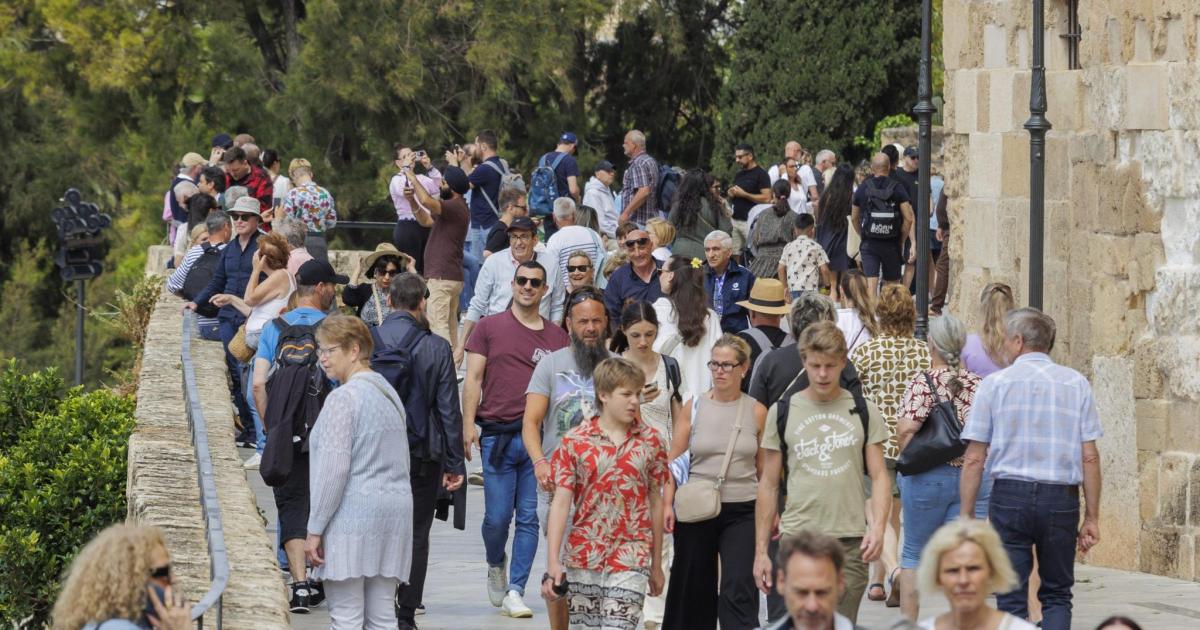 El Govern toma el pulso a la ciudadanía: Una mayoría está a favor de limitar los turistas