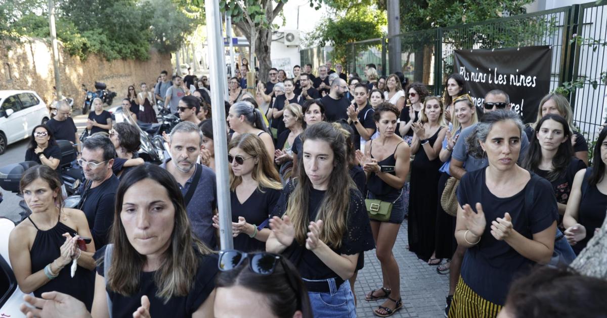 Decenas de padres visten de luto en su odisea para apartar al profesor condenado: «Vamos a demandarle»