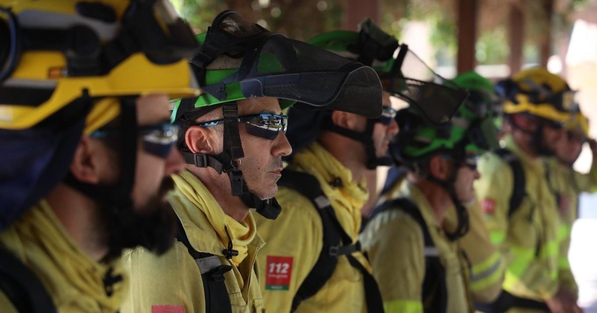 Medios terrestres del Infoca trabajan en un incendio declarado de madrugada en un paraje de Parauta (Málaga)