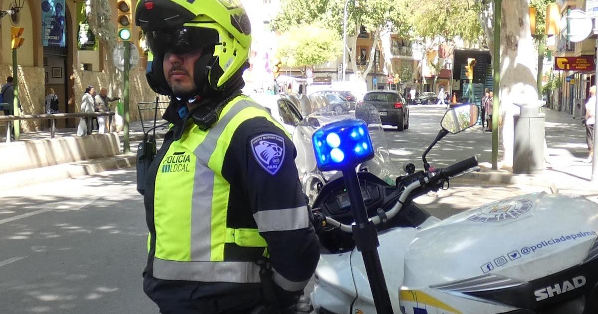 Investigan a un joven por conducir la moto de su madre sin carnet y a ella por permitírselo