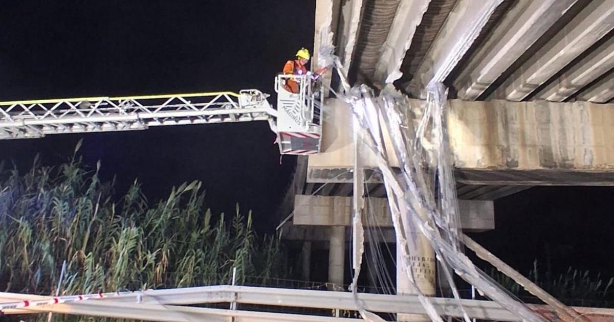 Un camión choca contra un puente en la N-332, Gandia, y obliga a cortar la carretera
