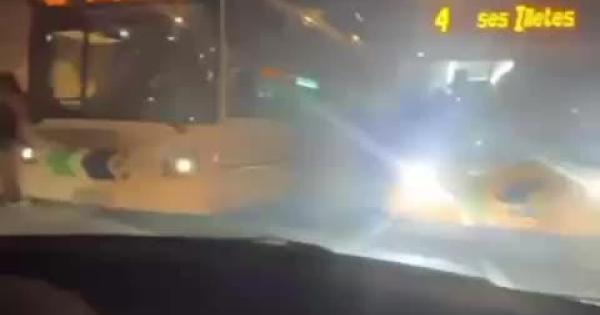 Rifirrafe entre cuatro jóvenes y el conductor de un bus de la EMT que invadió el carril contrario en la plaza Gomila