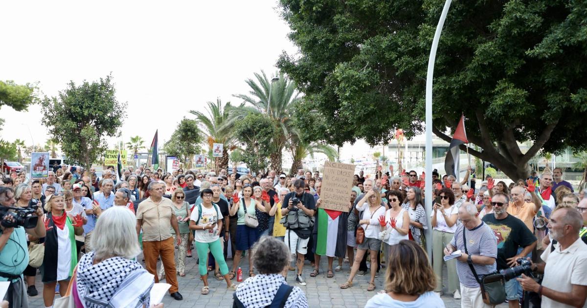 Más de 200 personas protestan por Gaza ante el consulado de Estados Unidos en Palma