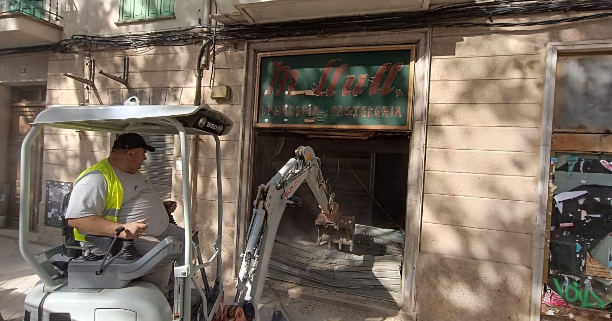 Rotuïlla rescata el cartel de la pastelería Llull de 31 de Diciembre