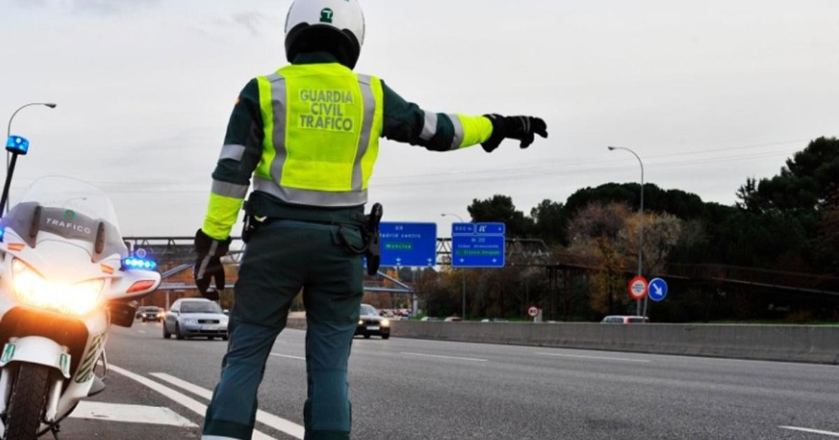 El vuelco de un camión cargado de sandías provoca el corte en un carril de la A-49 dirección Huelva