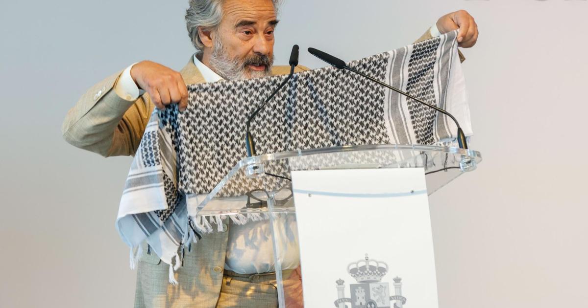 Eduard Fernández se pone un pañuelo palestino al recoger el Premio Nacional de Cinematografía: «Los quiere matar a todos»