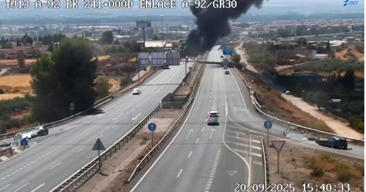 Arde sin heridos un autobús con un equipo de fútbol en la A-92 a su paso por Albolote (Granada)