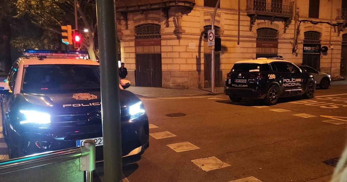 Dos dos hombres agreden a otro con unas muletas en una plaza de Palma: «Te vamos a matar si no te vas de aquí»