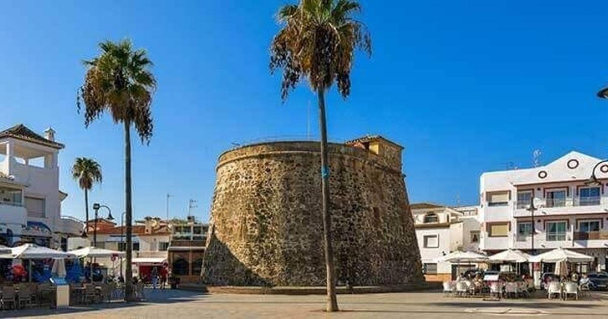 Un cliente ebrio agrede a un policía local en un establecimiento en La Cala de Mijas (Málaga)
