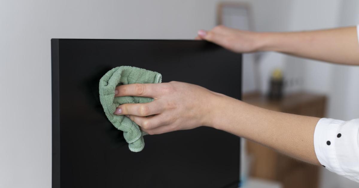 Adiós al limpiacristales: el sencillo truco para limpiar la pantalla del televisor y dejarla como nueva