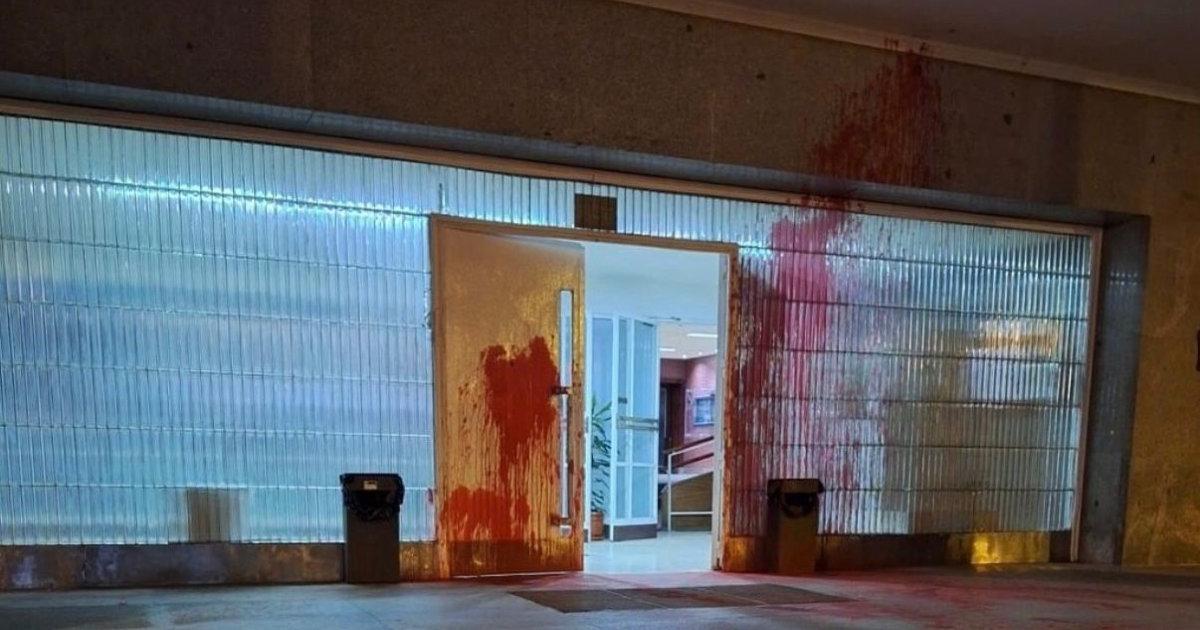 Vandalizan con pintura roja varios edificios de la UCM, algunos de ellos catalogados como Bien de Interés Cultural