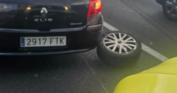 Un accidente entre dos coches en la vía cintura provoca grandes retenciones