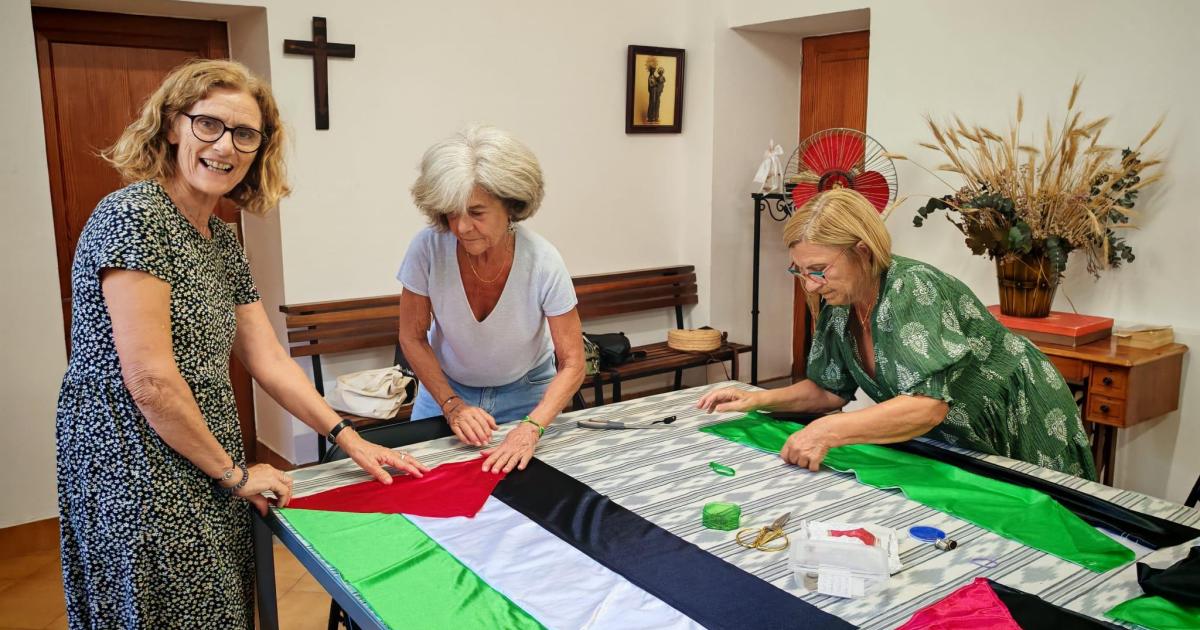 Mallorca vive un auge de venta y costura de banderas palestinas