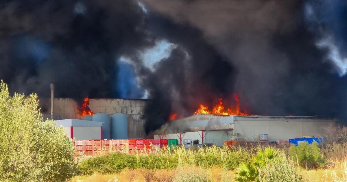 Bomberos dan por controlado el incendio de una fábrica en Burguillos (Sevilla)