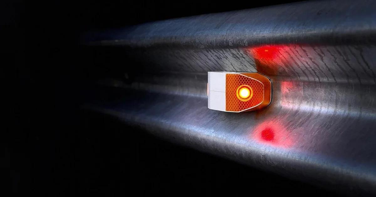 Marca española y con IA: la DGT implementa un nuevo sistema de luces en las carretera que avisa de peligros como kamikazes o animales