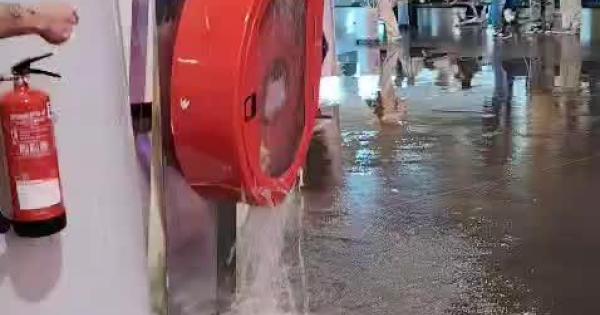 Espectacular inundación en el aeropuerto de Palma tras un accidente en la terminal C