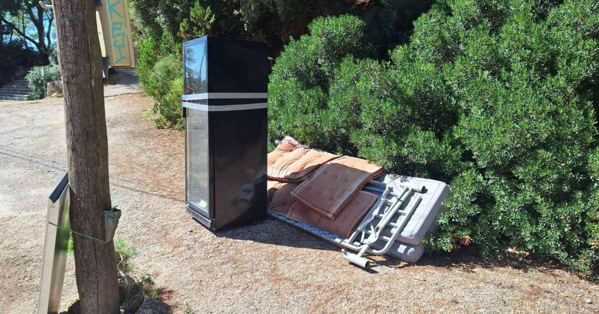 Botelleros o muebles abandonados en plena Serra de Tramuntana