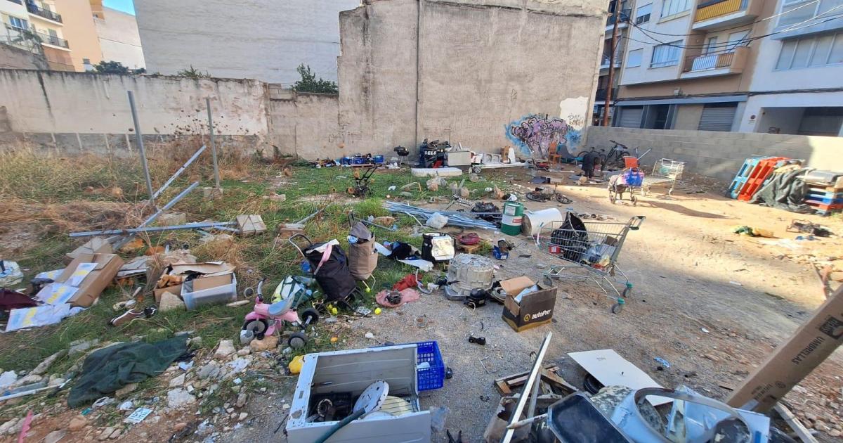 El 'desguace' en un solar de Pere Garau sigue irritando a los vecinos