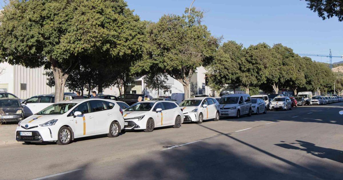 Largas colas de taxis en el polígono de Can Valero para la modificación de los taxímetros