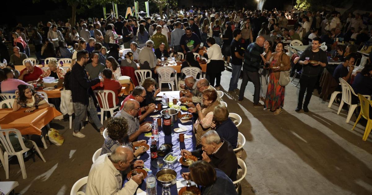 Una multitud disfruta en Binissalem de los 'fideus de vermar'
